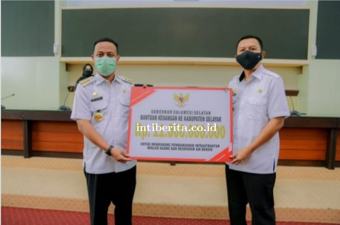 Andi Sudirman Sulaiman Serahkan BK Pemerintah Daerah Kabupaten Kepulauan Selayar