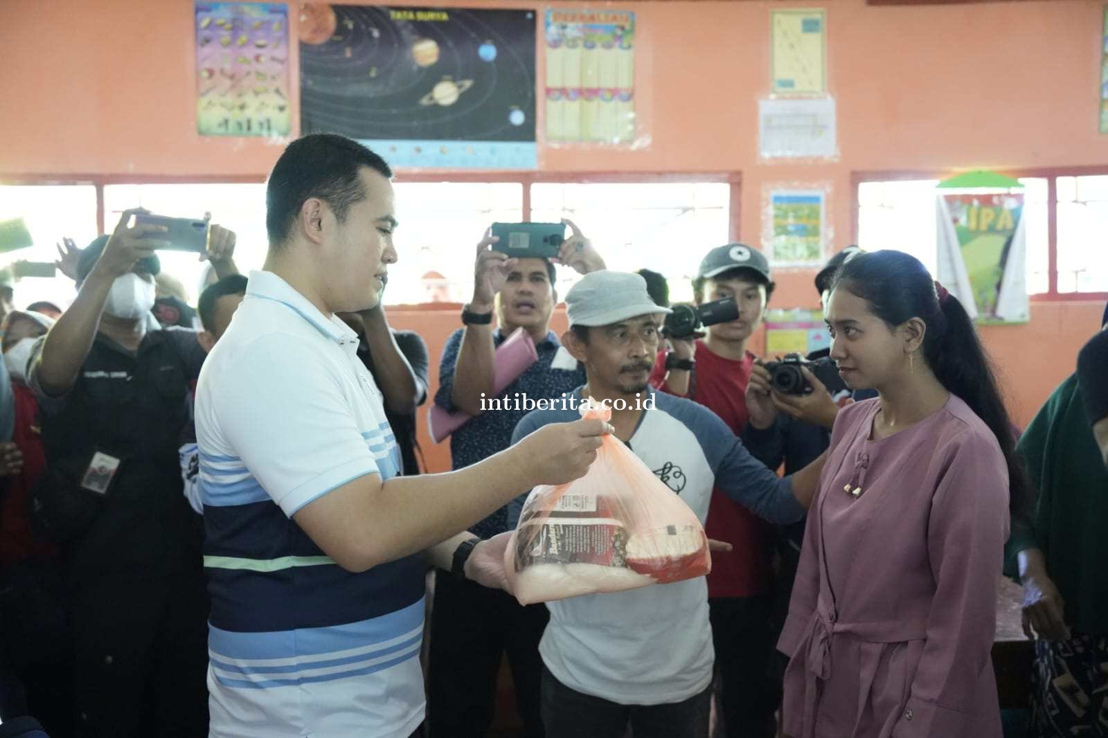 Berkunjung ke Kampung Bakka dan Bung, Bupati Bagikan Bantuan