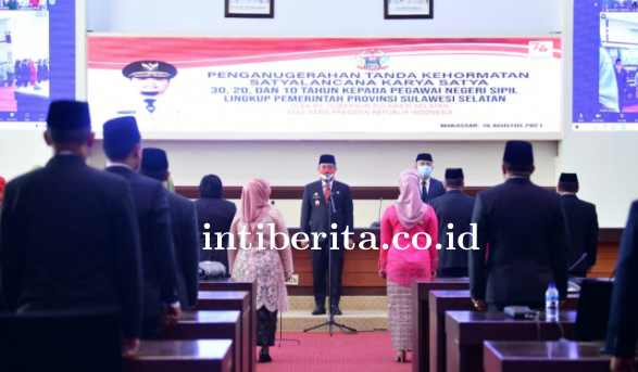 Plt Gubernur Serahkan  Tanda Kehormatan ke 1.835 PNS Pemprov Sulsel